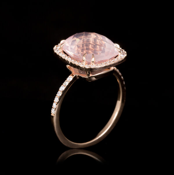 Δαχτυλίδι Ροζ Χρυσό Κ18 Με Φυσικά Λευκά Διαμάντια Και Ορυκτό Ροδόλιθο